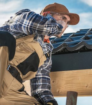 roof-contractor-talking-on-cell-phone-8WQRQMF (1)